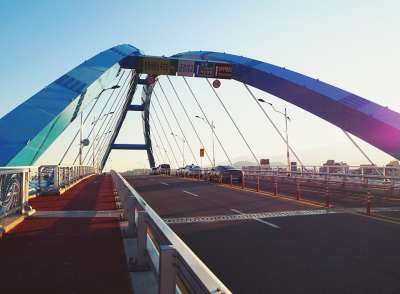 城市 路 街道 车 车辆 旅行 拱 地标 天空 桥