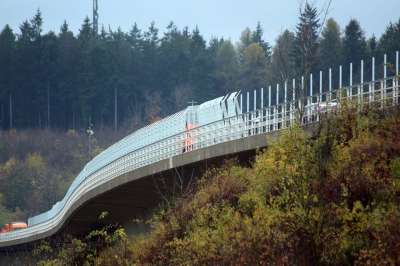 公路 公路桥梁 桥 交通 路 驾驶一辆车 道路系统 护栏 保护