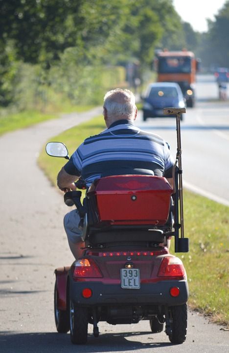 电动车 高级手机 那位老人 老人 流动性 老年人电子手机 道路使用者