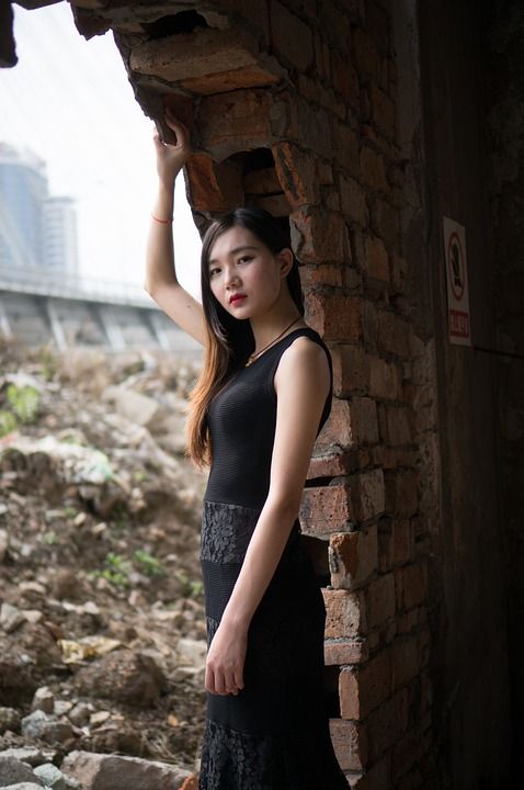 少女 女性 穿黑色裙子的女性 废墟上的女性