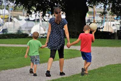 家庭 妈妈 童年 球 孩子们 走 一起 年轻 男孩 头发