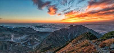 多山的景观 日落 秋季 火山流 立山 北阿尔卑斯 国家公园 日本
