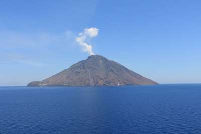 斯特龙博利 火山 海 西西里 山 蓝色的大海 蓝色的海洋 蓝天