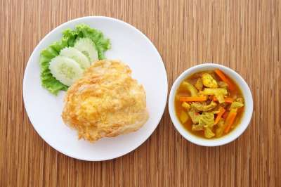 酸酸的 酸辣猪肉 米煎蛋卷 食物 泰国美食 美味的 小菜
