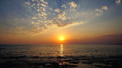 日落 海 太阳 波 云 夏天 海上日落 景观 地平线 神秘