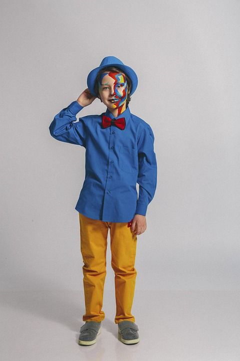 年轻 广告衣服 衣服 盖 帽子 穿蓝色衬衫 蓝色的帽子 衬衫
