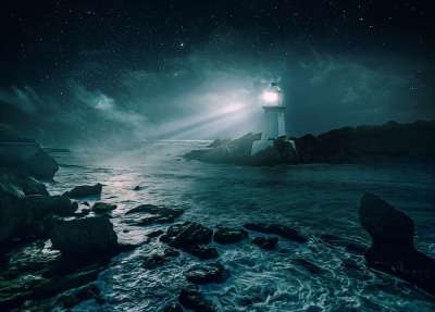 灯塔 夜晚 星星 云 辉光 射线 海 海岸 岩石 大气的