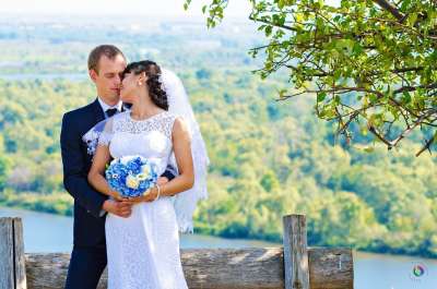 婚礼 新娘 新郎 刚结婚 幸福 花束 裙子 漫步 夏天 自然