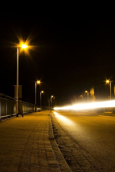 夜晚的街道 路 夜晚的灯光 光束 夜晚 长期接触 桥 小路