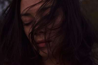 女孩 头发 脸 模型 女性 棕色的头发 时尚 周到 伤心 楷模