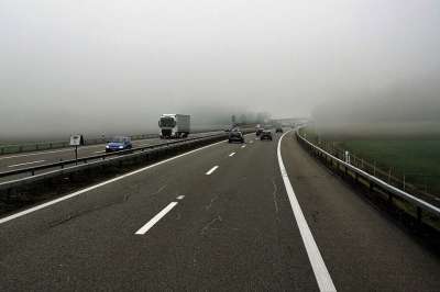 高速公路 沥青 运输 旅行 街道 雾 汽车 交通 快的 水平