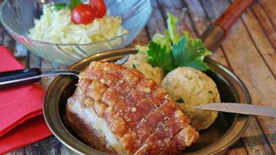 烤猪肉 烤皮 水饺 凉拌卷心菜 猪 面包饺子 Knödl Rind