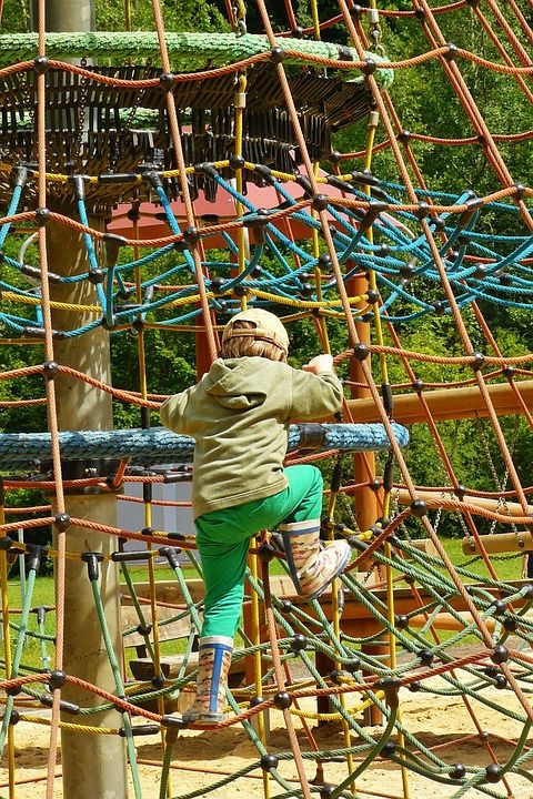 操场 攀爬架 儿童游乐场 游戏设备 爬 孩子 男孩 登山绳 绳索