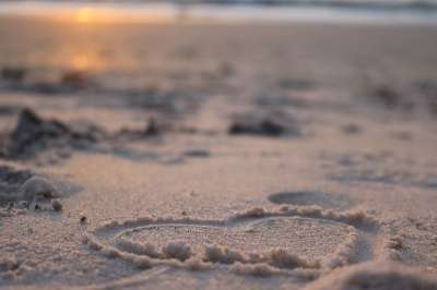 心 海滩 日落 爱 夏天 浪漫 浪漫的 海洋 沙 太阳