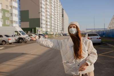 女士 年轻 路 面具 旅行 街道 出租车 城市 女孩 生活方式