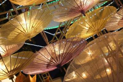 泰国 雨伞 节日 夜晚 灯笼 旅行 采取 棕色的夜晚 棕色的伞