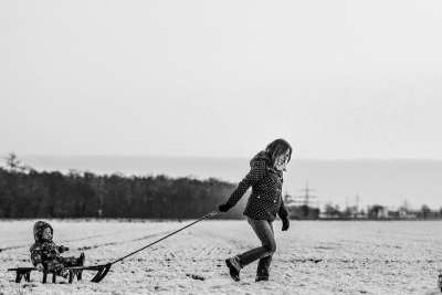可爱的 婴儿 孩子 寒冷的 乐趣 女孩 母亲 人们 雪橇 雪
