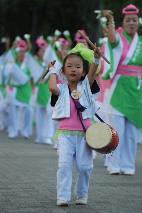 孩子 日本人 节日 Yosakoi 殴打 鼓 日本