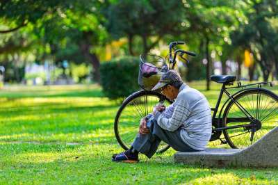 草 夏天 公园 车轮 自然 老人 户外的 人类 人们 男人