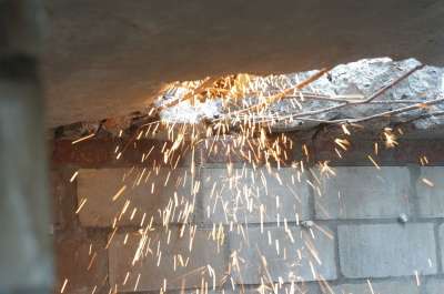 弯曲 建筑废墟 拆除 建造 淋浴间的火花