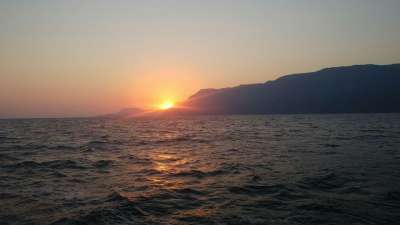 晚上海景 日落和大海 夕阳下的海景 红太阳