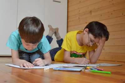 染色 画 标记 孩子们 男孩 自学的 自我发展 家庭教育 笔