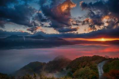 云 山 日落 黄昏 暮 余辉 天空 多山 山景 山地景观