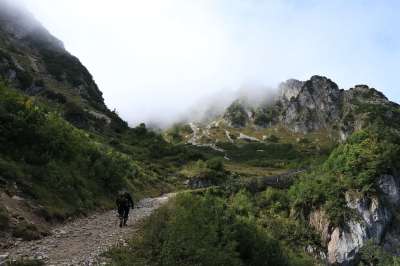 山 岩石 景观 自然 多雾路段 薄雾 云 攀登 登山 远足