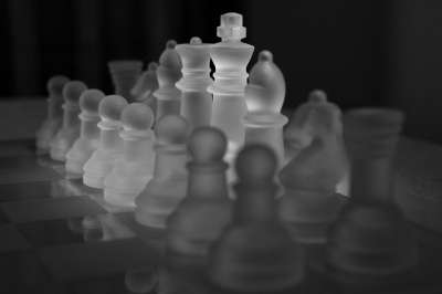 象棋 国际象棋游戏 棋盘上的棋子 王 女士 赛跑者 游戏 战略