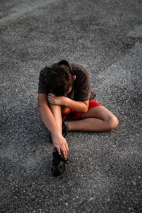 哭泣 伤害 事故的痛苦 痛苦 男孩 儿童 一个小孩 体育 悲伤