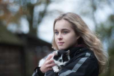 秋天 女孩的猫 猫 猫的眼睛 女士 看 一个女人的肖像 女孩