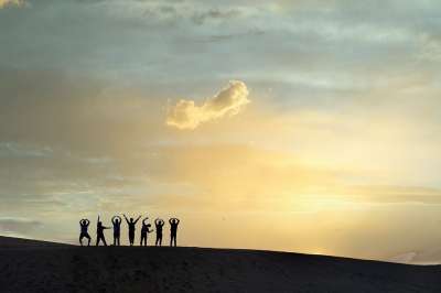 人们 乐趣 朋友们 日落 沙漠 太阳 自然 天空 蒙古 朋友们