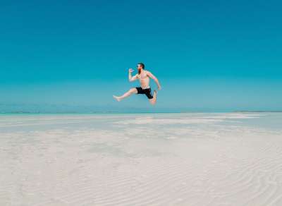 人们 男人 旅行 冒险 快乐的 跳 海洋 海 海滩 蓝色的