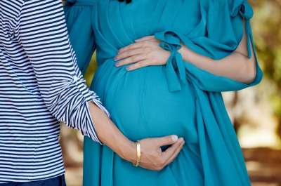产妇 宝宝磕碰 婴儿 怀孕 母性 撞 腹部 爱 女士 出生