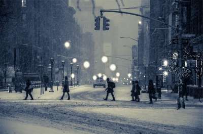城市 冬天 雪 人们 行人 灯柱 灯 暴风雪 街道 道路