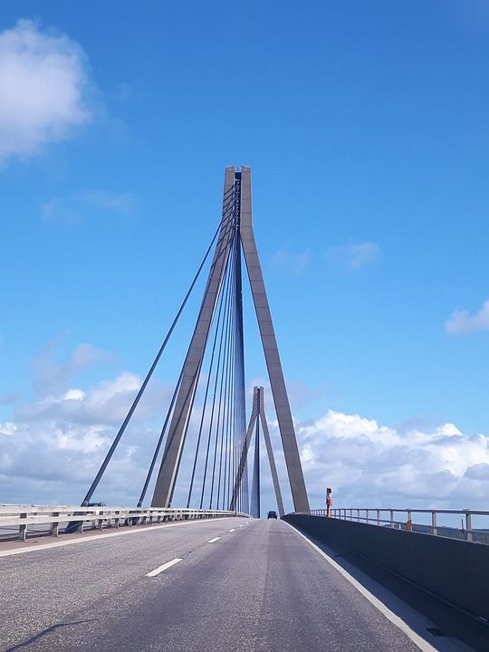 桥 路 波罗的海 现代的 钢筋混凝土 绳索 穿越 云 去旅行