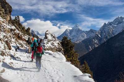 喜马拉雅山 尼泊尔 远足 跋涉 人 步行 雪 寒冷的 冬天