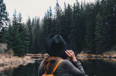 女性 森林 女孩 帽子 湖 河 树木 女士
