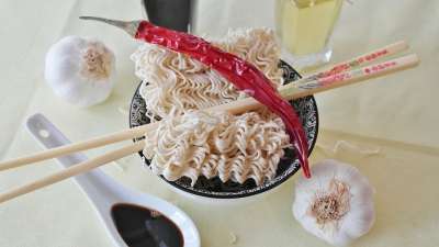 面条 速食面 立即的 拉面 亚洲人 亚洲 食物 享受一顿 盘子