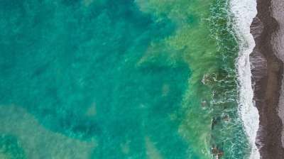 海 水 蓝色的 岸边 海浪 绿色 新鲜的 热的 假期 石头