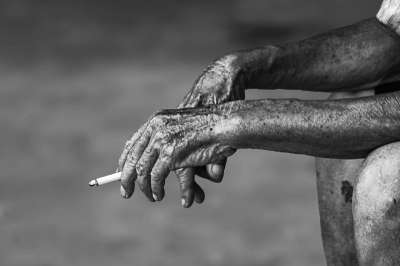 男人 香烟 吸烟者 抽烟 皱皮 老人 单色 黑和白 吸烟 手