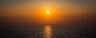 发光 日落 太阳能 海 海洋 早晨 在晚上 天空 傍晚的天空