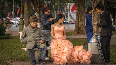 拍摄照片 户外的 新娘 婚礼照片 婚纱 公园 发型 摄影