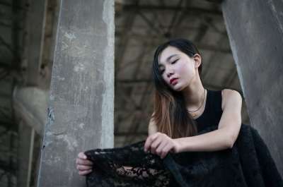 少女 女性 穿黑色裙子的女性 废墟上的女性