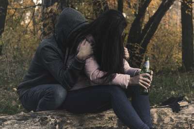 女性酗酒 女人 年轻女子 酒鬼 酗酒 瘾 酒精 阴沉 冲突