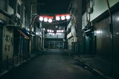 胡同 街道 路 城市 城市的 人行道 涂鸦 灯 夜晚 晚上