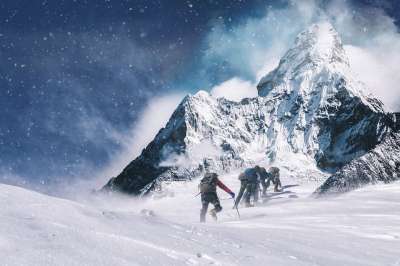 登山家 山 登山 冒险 户外的 景观 极端 冬天 蓝色山脉