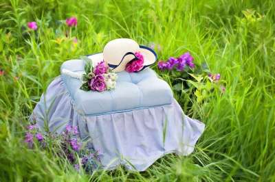 花园 夏天 漂亮 长凳上的帽子 花朵 草地 绿色 户外 女性化