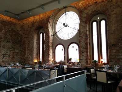叶尔加瓦 拉脱维亚 钟 旧时光 餐厅 咖啡店 餐桌 用餐 表
