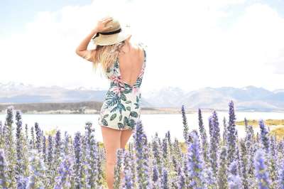 旅行 女性 花朵 看法 女孩 生活方式 假期 天空 游客